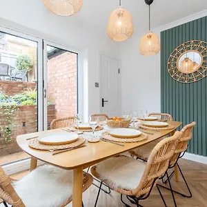 villa-boho-townhouse-5mins-to-centre-with-garden.cardiffhotelswales.com/